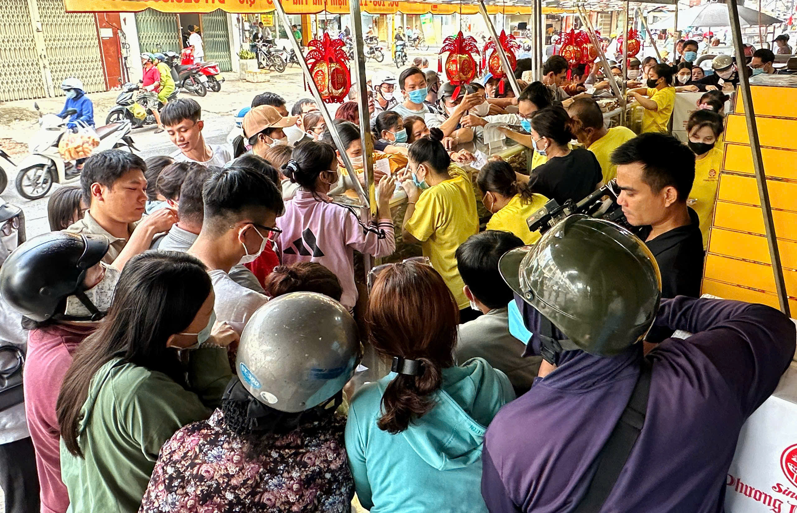 Xếp hàng dài mua bánh trung thu ở TP.HCM: Tiệm chưa mở khách chờ sẵn khiến ông chủ bất ngờ- Ảnh 1.