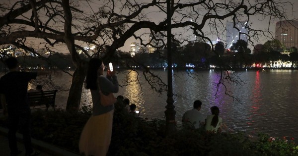 El lago Hoan Kiem luce tenuemente hermoso cuando todas las luces se apagan durante la Hora del Planeta.