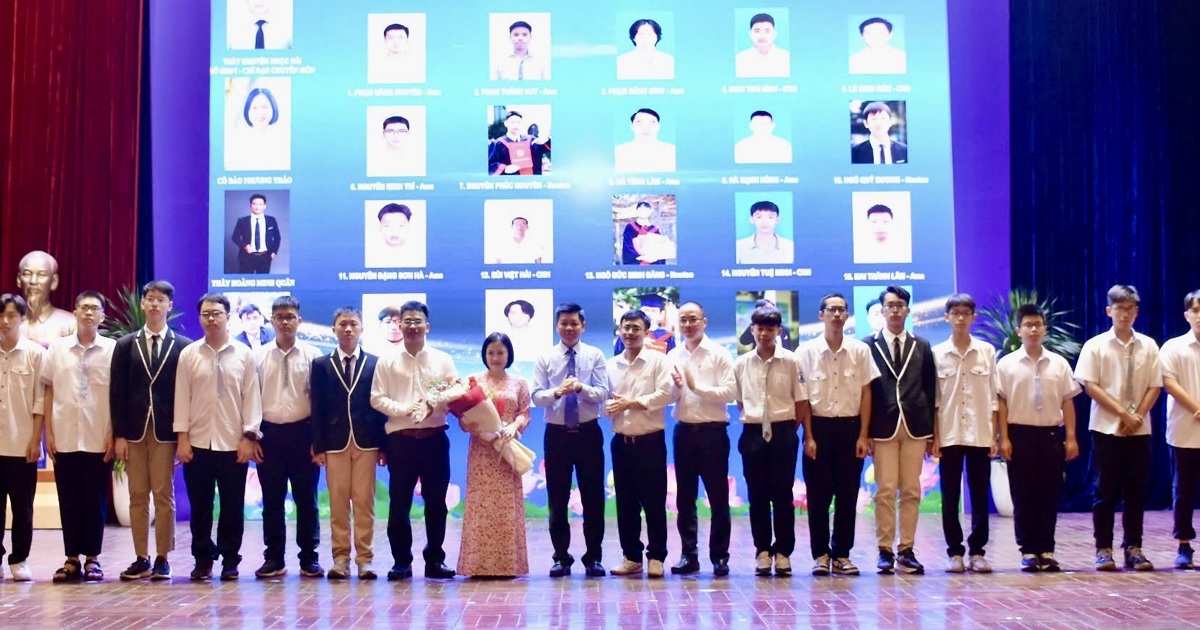 Launching Hanoi team to participate in national excellent student competition