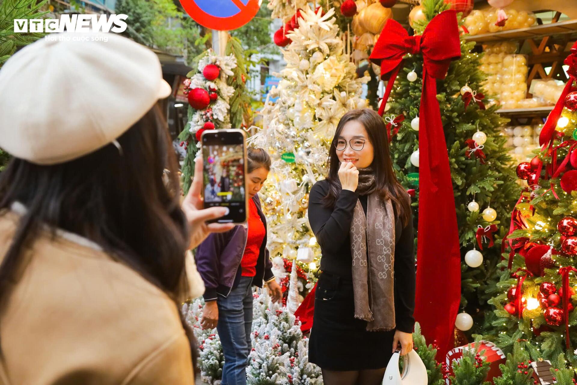 Les jeunes de Hanoi se déguisent pour « s'enregistrer » pour Noël plus tôt dans la rue Hang Ma - 7