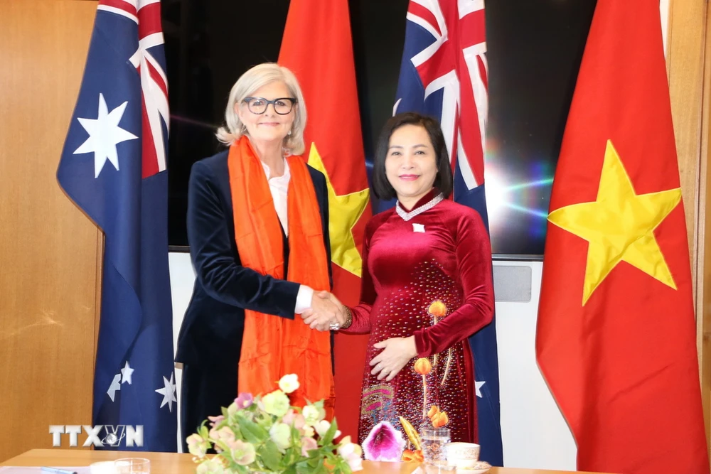 La vice-présidente de l'Assemblée nationale, Nguyen Thi Thanh, et le gouverneur général d'Australie, Sam Mostyn, lors d'une visite de courtoisie. (Photo : Thanh Tu/VNA)