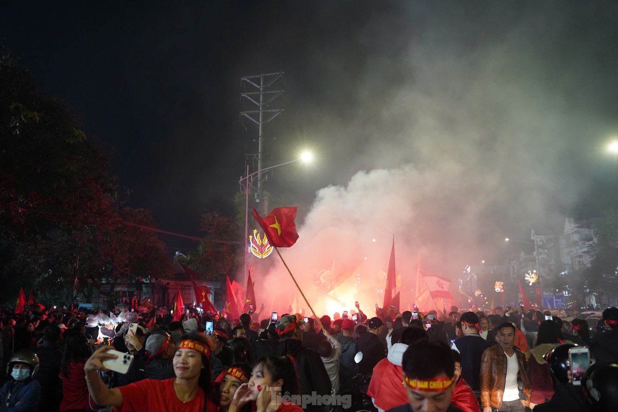 Viet Tri people stay up all night to celebrate Vietnam team entering the final photo 7