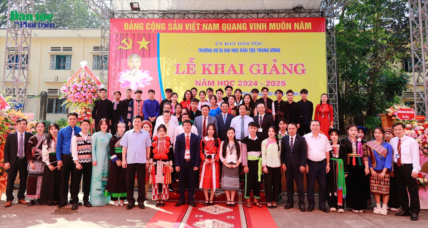 Minister and Chairman of the Ethnic Committee attended the Opening Ceremony of the new school year at the Central Ethnic University Preparatory School 8