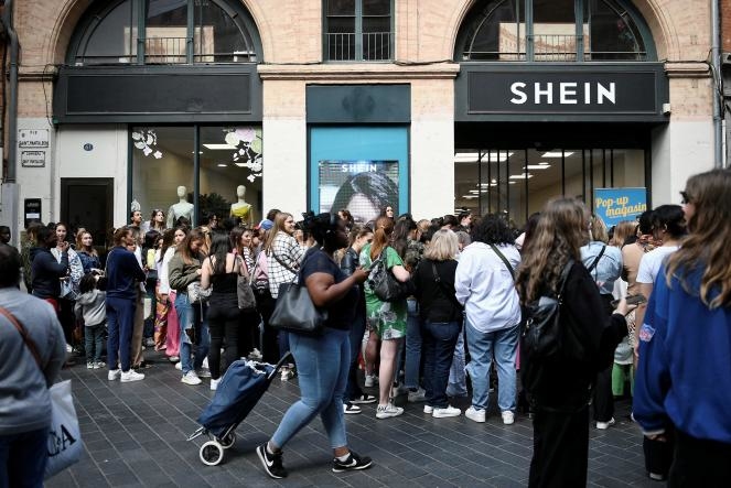 Customers line up in front of Shein's pop-up store in Toulouse, France on May 25, 2022. Photo: MAXPPP