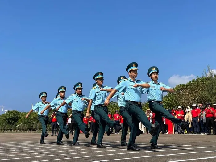  Những bước chân hùng dũng của các chiến sỹ trong đội hình duyệt đội ngũ. (Ảnh: T.G/Vietnam+) 