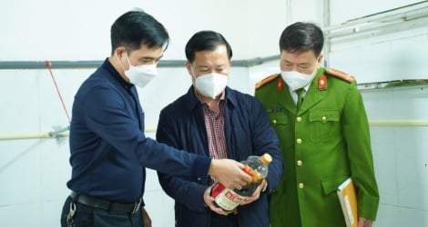 Hanoi refuerza las inspecciones de seguridad alimentaria para el Tet y la temporada de festivales de 2025