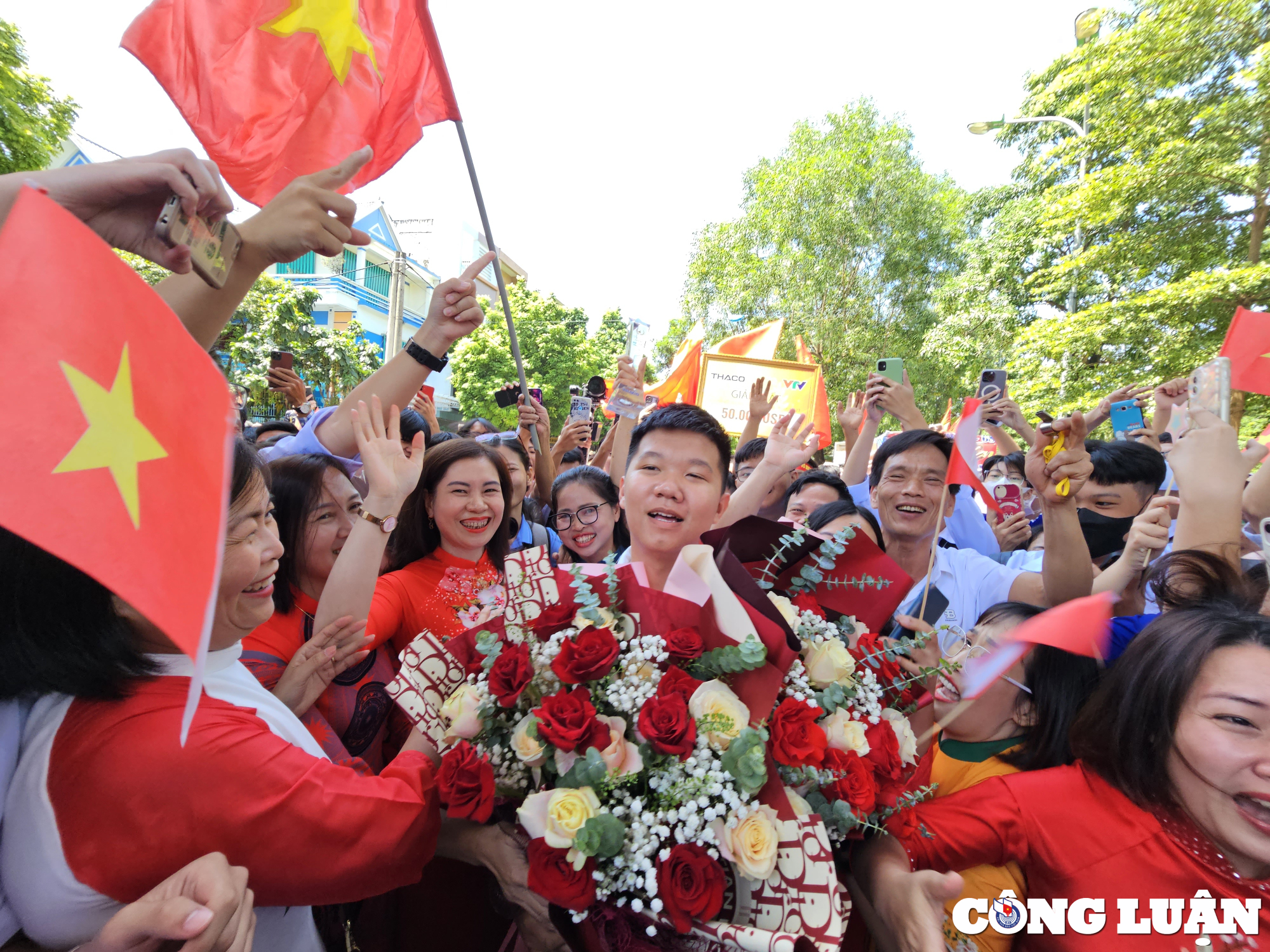 Thanh Hoa Ham Rong High School welcomes the 2023 Olympic champion photo 1