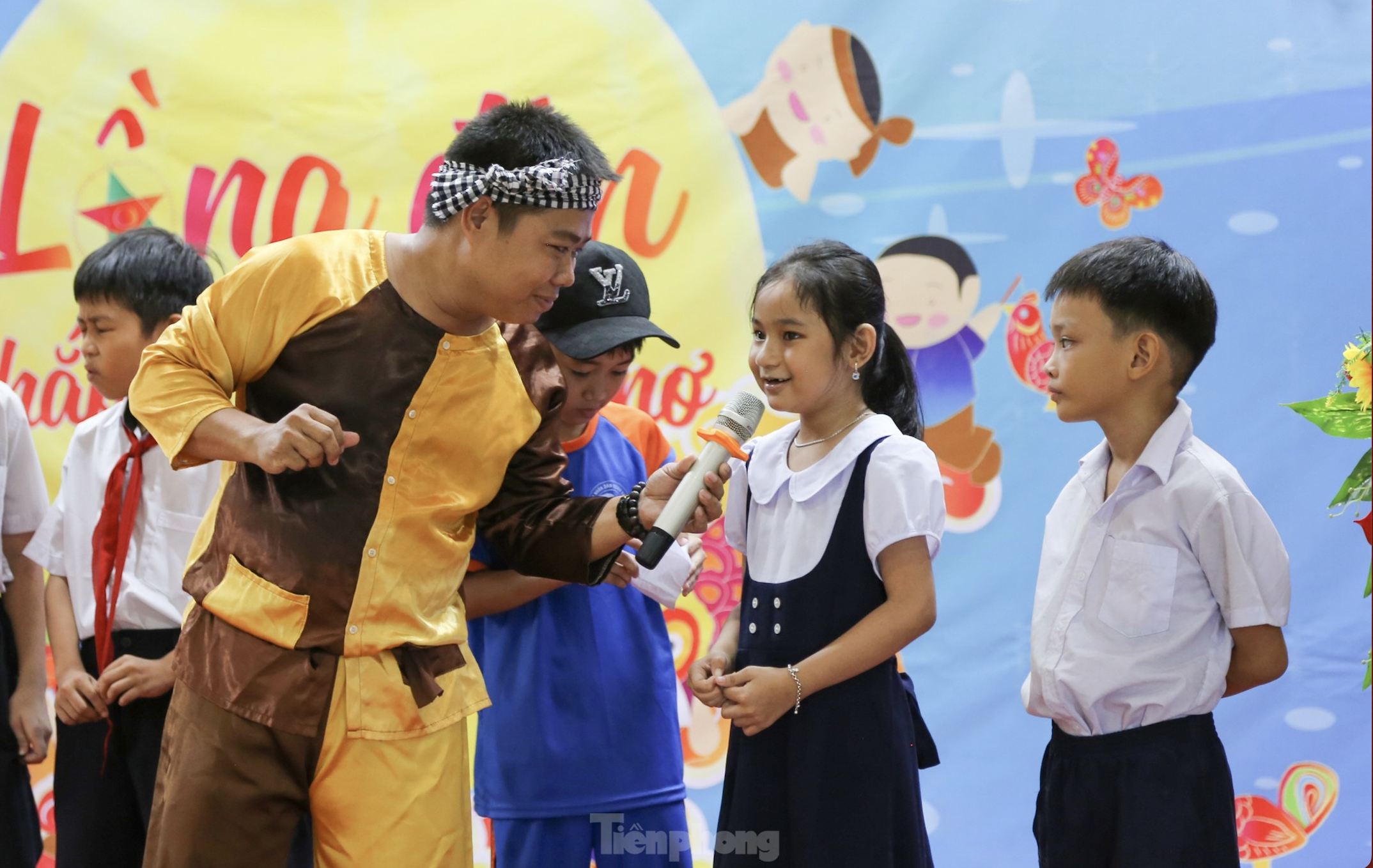 Mme Hang et M. Cuoi en « chemise verte » apportent la fête de la mi-automne aux enfants malades et défavorisés