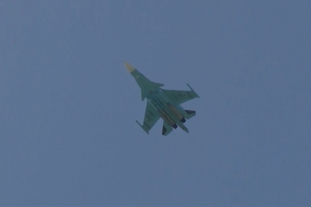 世界 - ロシアのSu-34戦闘機がクラースヌイ・リマンにあるウクライナの重要な拠点を爆撃した（写真3）。