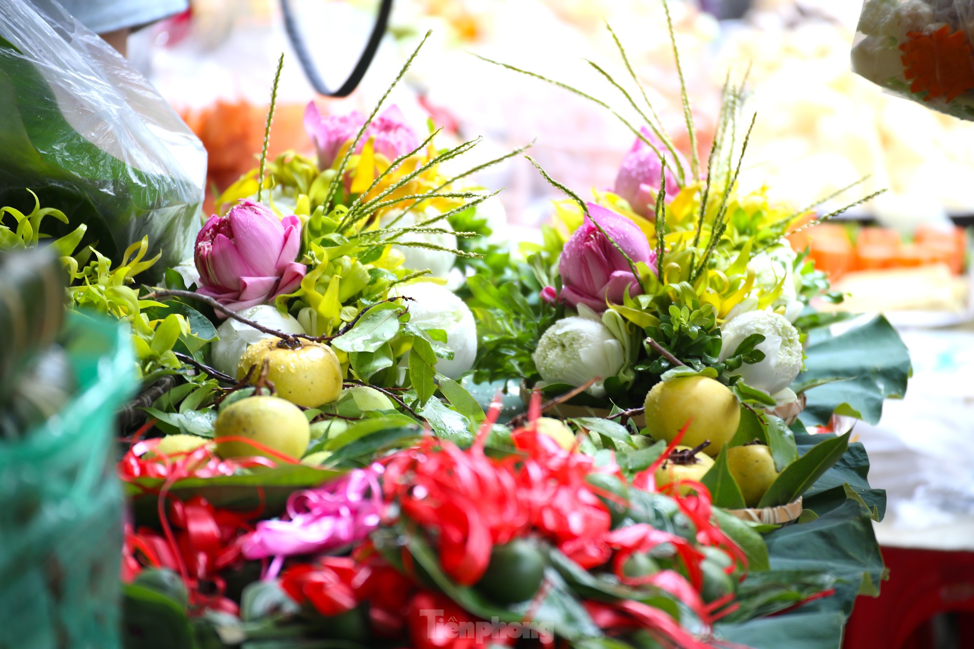 Hanoi: El 'mercado de los ricos' se llena de gente comprando ofrendas antes del día 15 del séptimo mes lunar (foto 11)