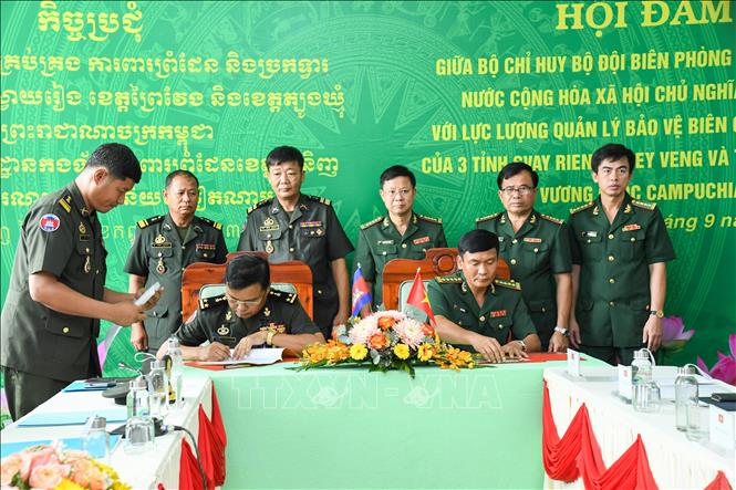 タイニン省国境警備隊司令部の代表者は、2023年にカンボジア王国軍と国境管理・警備に関する調整プログラムに署名した。（写真：VNA）