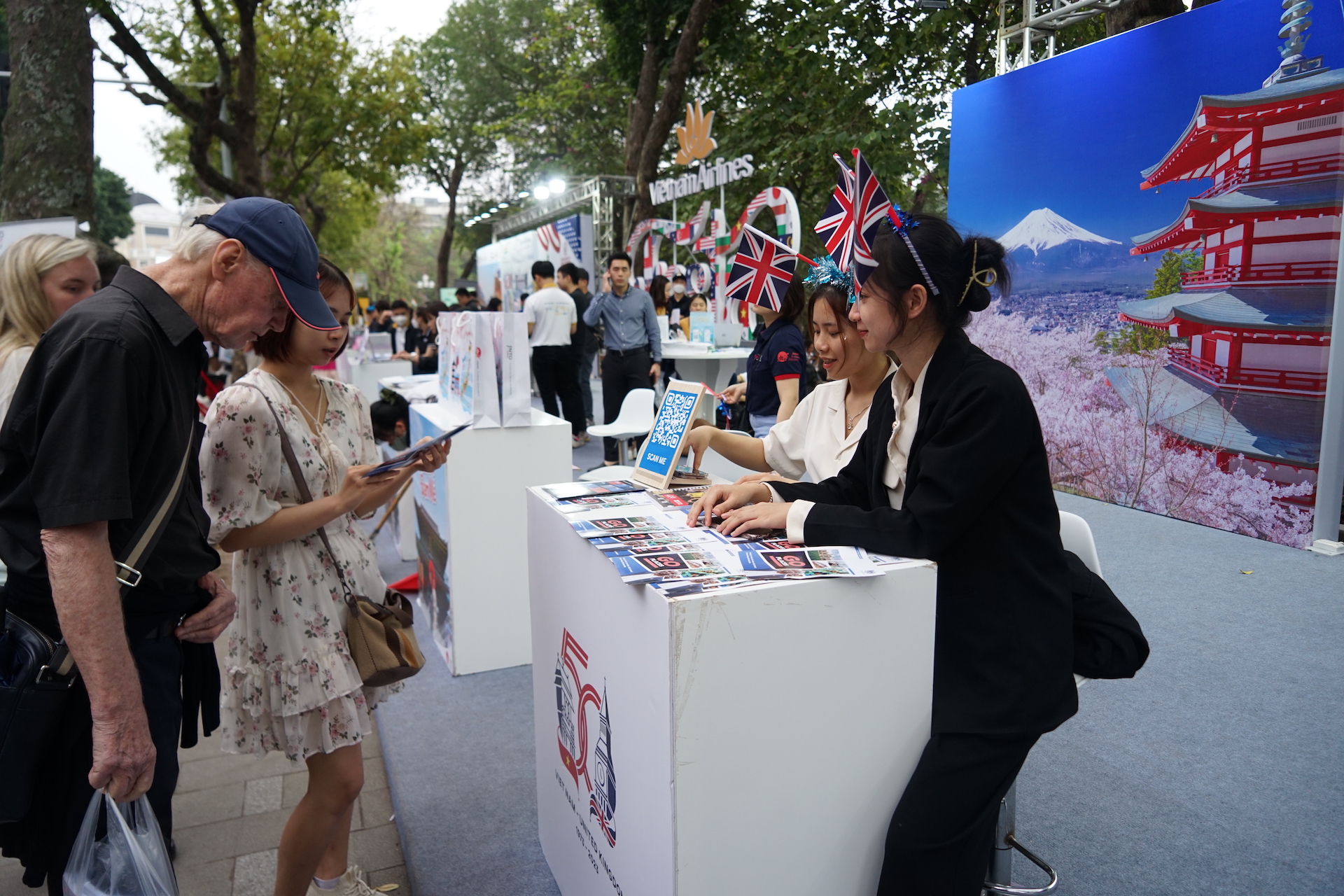 'Vietnam Airlines Festa - Sale Day' tung hàng nghìn vé đi biển đồng giá 30.000 đồng - Ảnh 2.