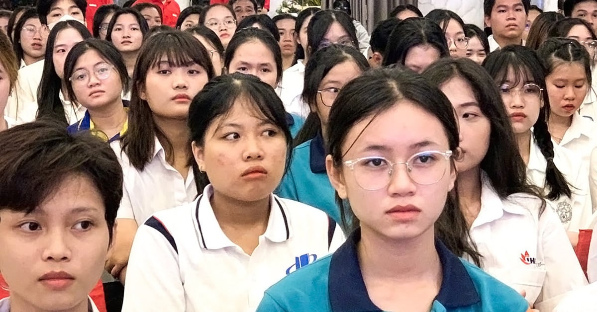 Estudiante pobre, campeona nacional de kárate, patrocinada por el dormitorio Co May, Universidad de Economía de la ciudad de Ho Chi Minh recibió becas