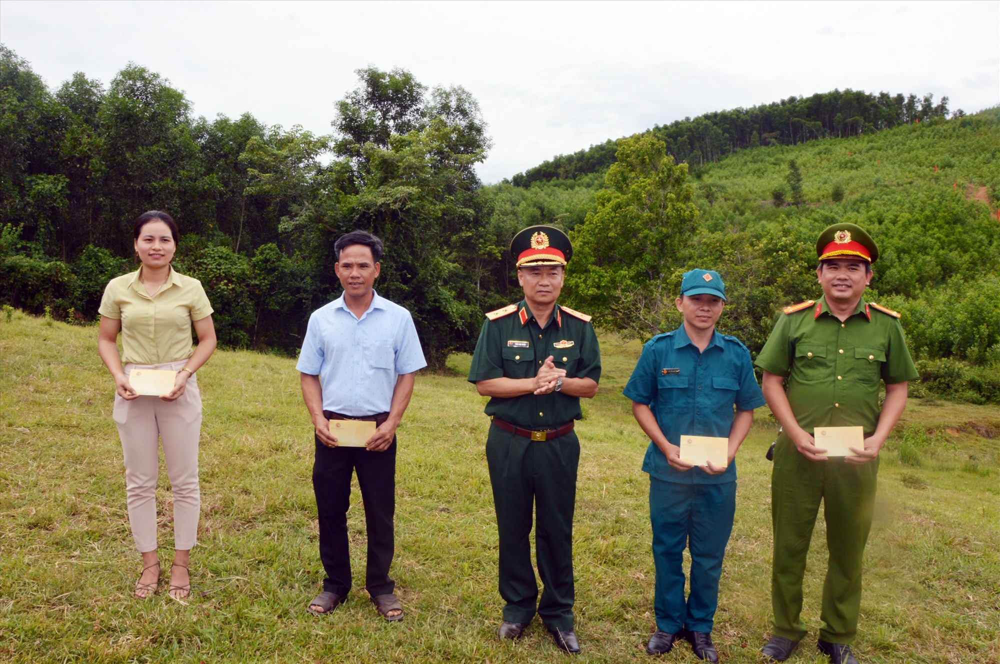 Lieutenant General Thai Dai Ngoc, Commander of the Military Region, presented gifts to the Party Committee and government of Tien Ha commune, Tien Phuoc district.