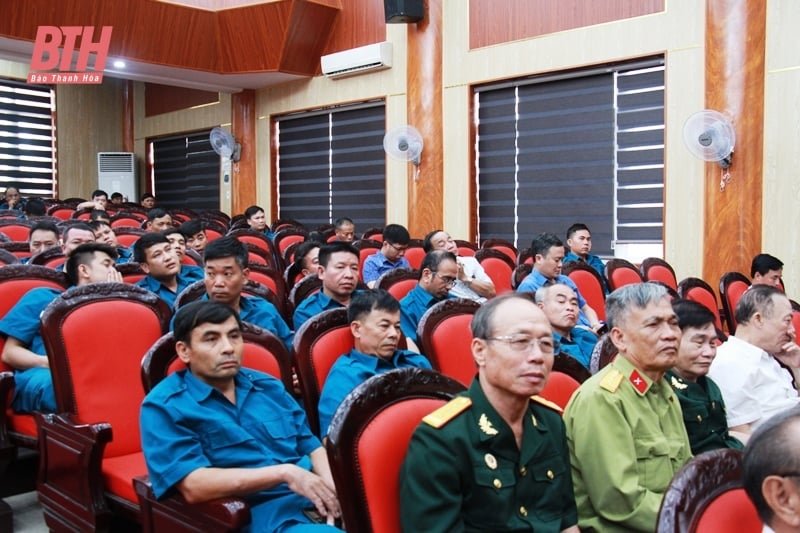 Cérémonie pour célébrer le 75e anniversaire de la création des forces armées du district de Hoang Hoa (19 juin 1948 - 19 juin 2023)