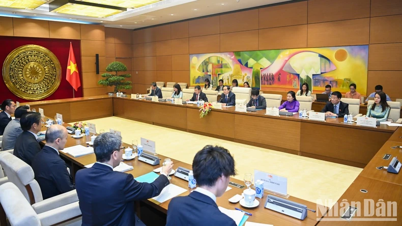 [ภาพ] ประธานรัฐสภา ทราน ทานห์ มัน ให้การต้อนรับหัวหน้าฝ่ายวิจัยนโยบาย พรรคเสรีประชาธิปไตยแห่งญี่ปุ่น ภาพที่ 6