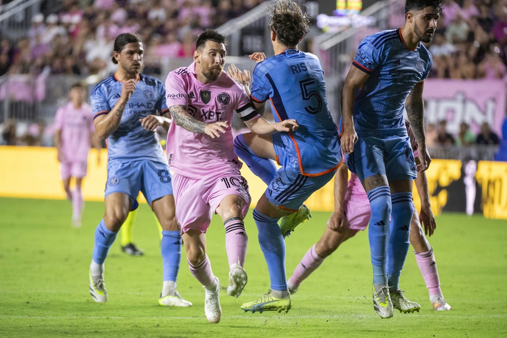 Messi khoe Quả bóng vàng trong ngày Inter Miami thua trận - 4