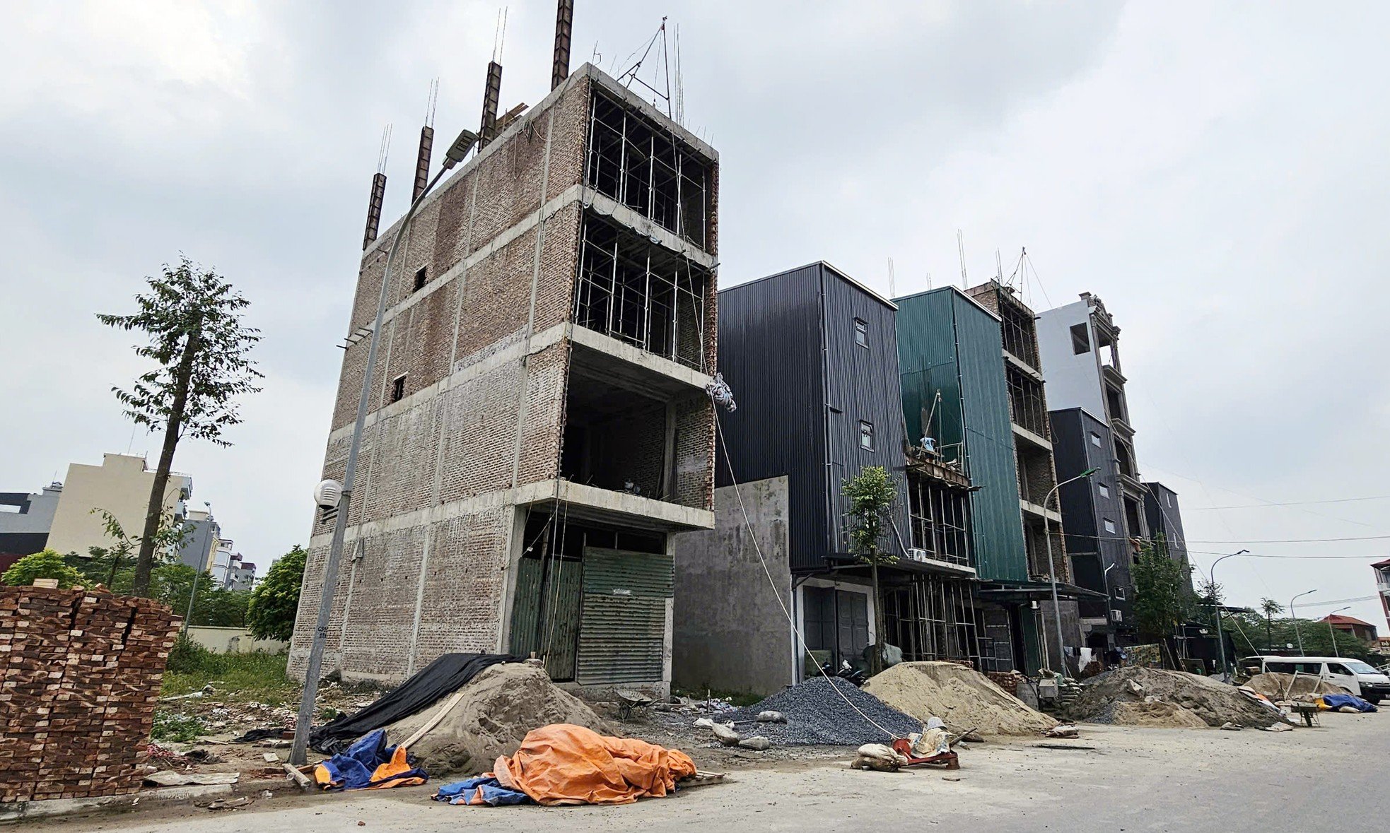 Primer plano de un terreno con vista al cementerio de Hanoi, subastado por 262 millones de VND/m2, foto 6