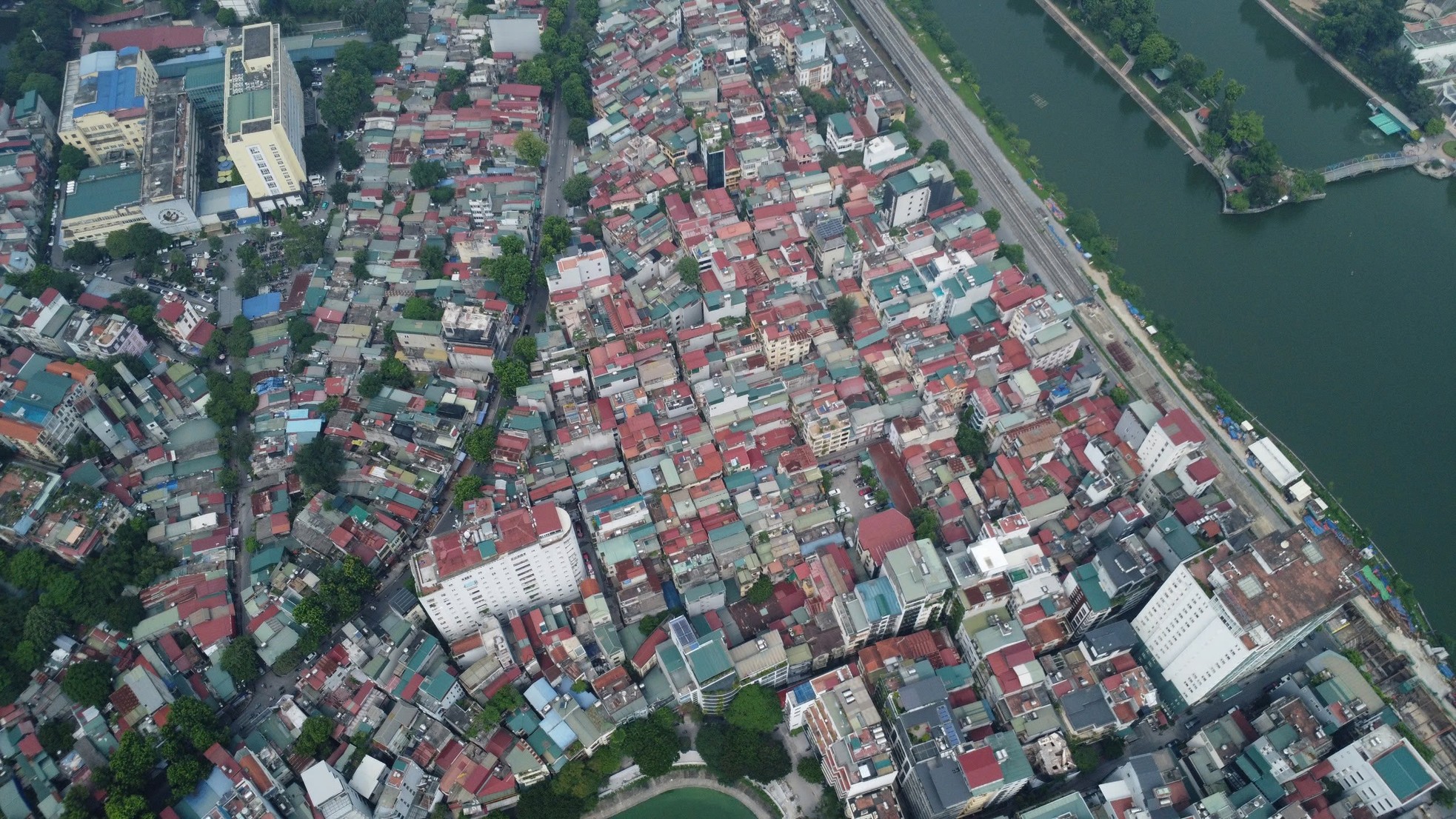 Close-up of the walking street around Ngoc Khanh Lake about to come into operation photo 4