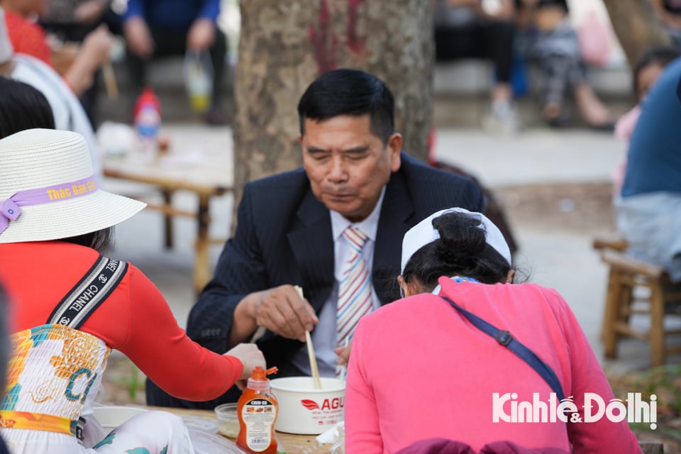 Hanoi Food Culture Festival 2024: Verkehrsstaus wegen Tausender Menschen, die zum Festival kommen - Foto 16