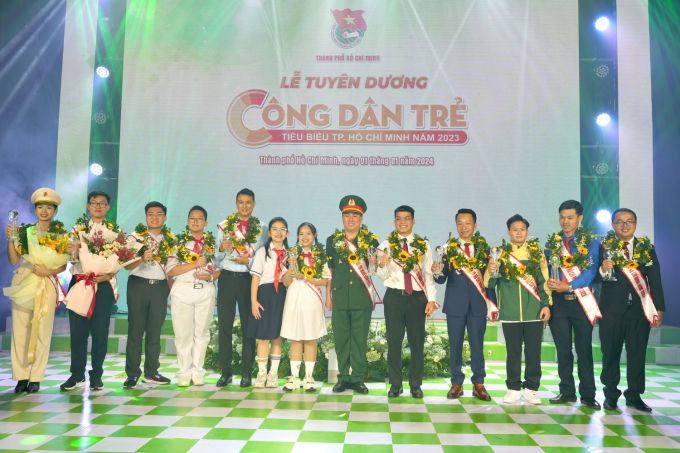 14 Outstanding Citizens of Ho Chi Minh City in 2023 were honored on the morning of January 1. Photo: An Phuong