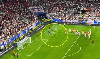 Englands Trainer wurde von Fans ausgebuht und mit Bechern beworfen