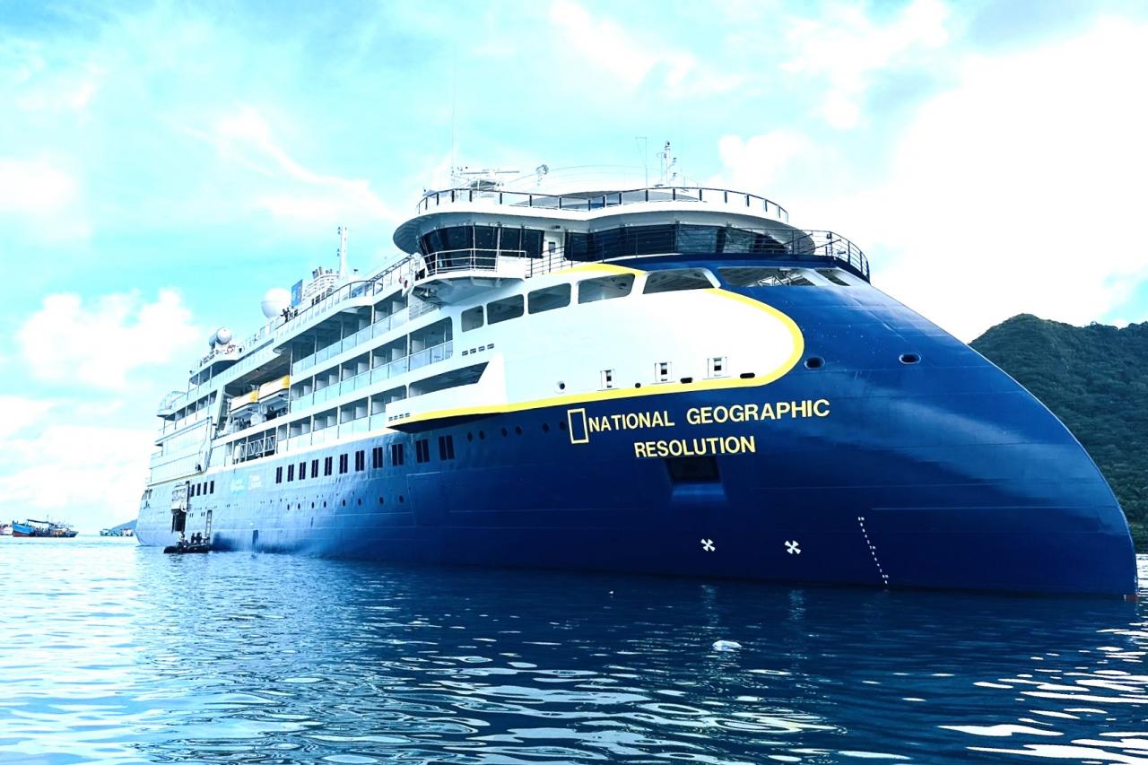 Expeditionskreuzfahrtschiff bringt internationale Besucher nach Con Dao