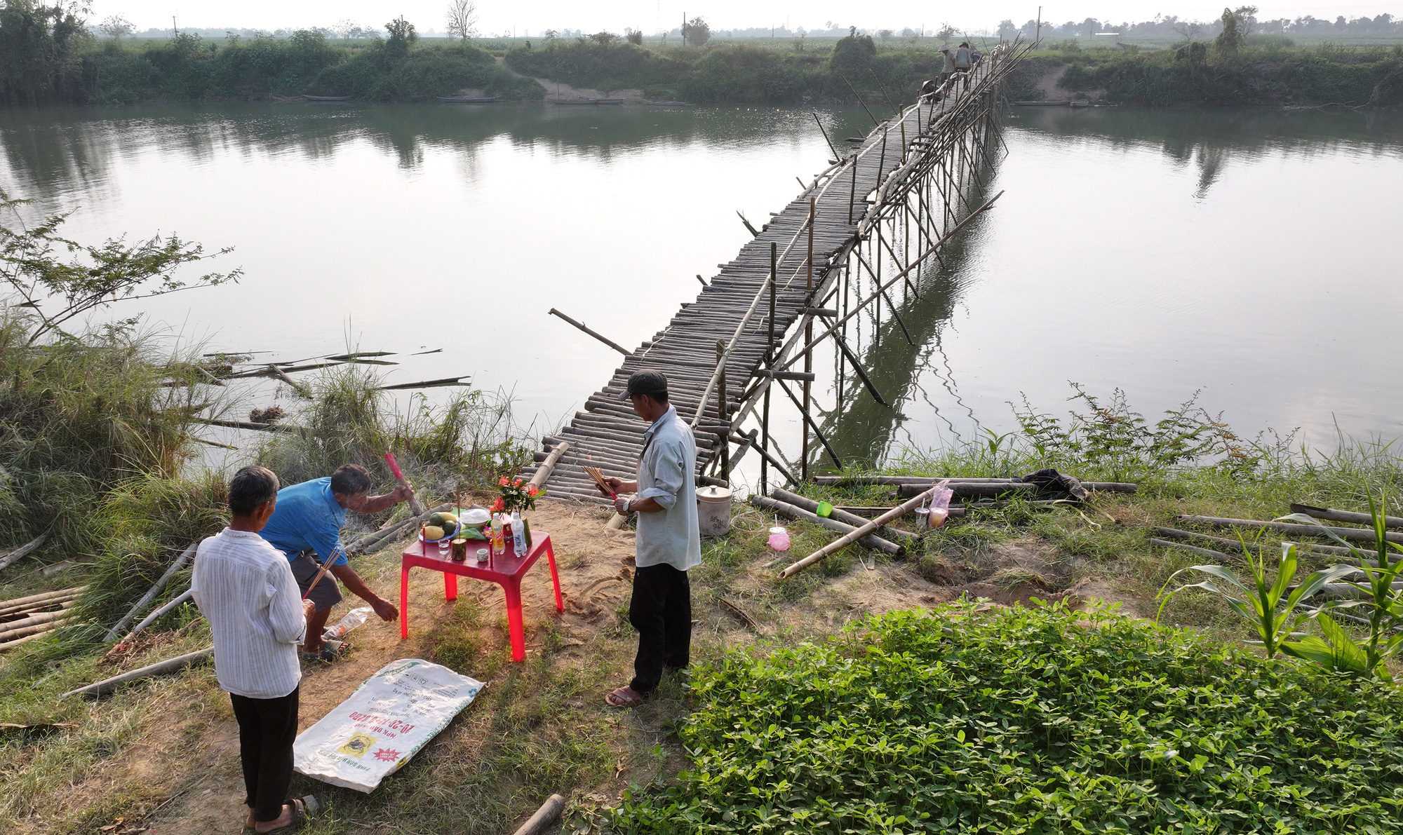 Nghi thức cúng của người dân địa phương khi cầu đã nối đôi bờ