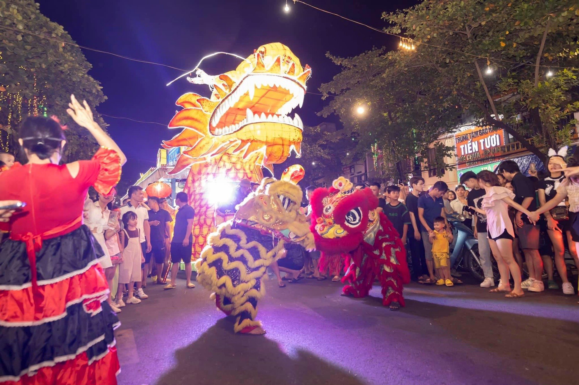 Ngày đi làm ruộng, tối về đi rước đèn lồng lớn nhất nước ở Tuyên Quang - Ảnh 2.