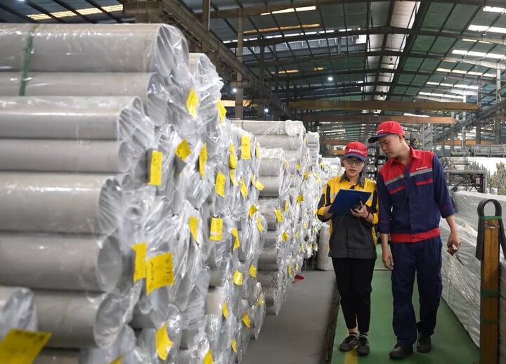 Kiểm tra thành phẩm trước khi xuất kho. (Ảnh: Sơn Hà)