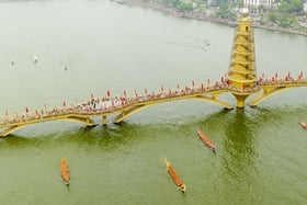 Attractive swimming festival on Van Lang Park Lake