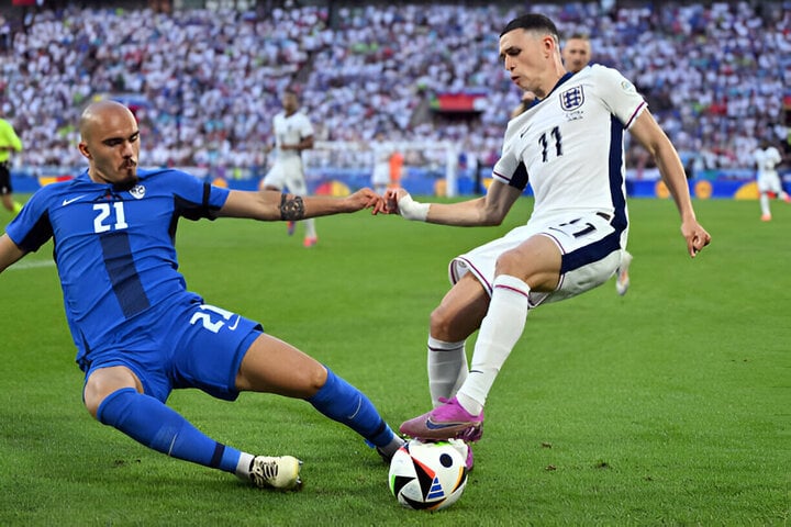 England gegen Slowakei: Die „Three Lions“ spielten in der Gruppenphase schwach, hatten aber dennoch Glück, in Führung zu gehen. Gegner der Mannschaft von Trainer Gareth Southgate ist die Slowakei, das Team auf Platz 3 der Gruppe E.