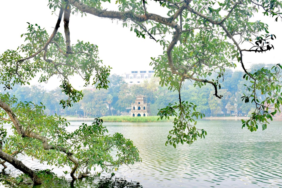 Le lac Hoan Kiem au milieu du ciel d'automne de Hanoi. Photo : Yen Giang