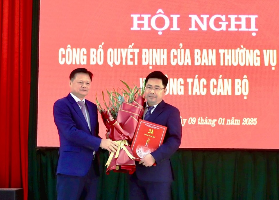 El jefe del Comité de Organización del Comité del Partido de Hanoi, Vu Duc Bao, presentó la decisión al camarada Nguyen Manh Huy.