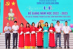 Trao thưởng trên 200 triệu đồng cho giáo viên bồi dưỡng và học sinh giỏi quốc gia và cấp tỉnh