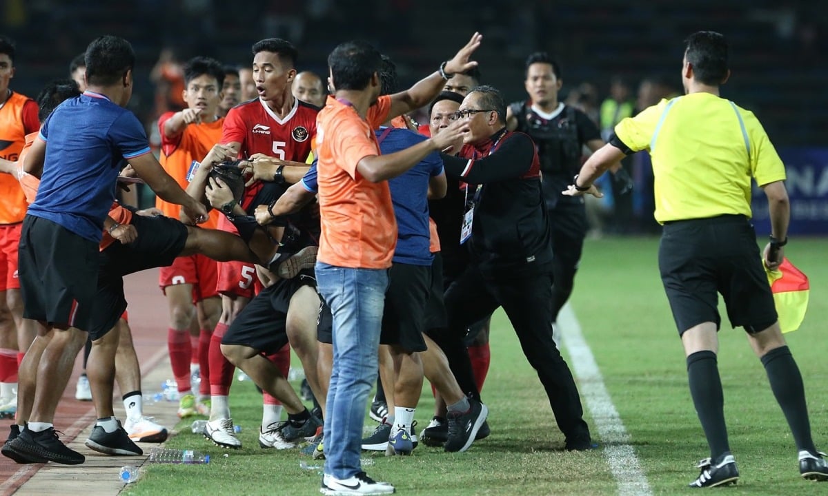 AFC phạt nặng vụ hỗn chiến ở chung kết SEA Games