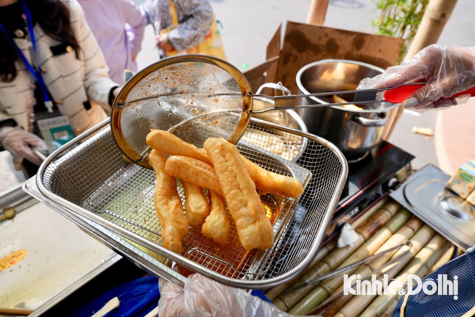 Hanoi Food Culture Festival 2024: Verkehrsstaus wegen Tausender Menschen, die zum Festival kommen - Foto 23