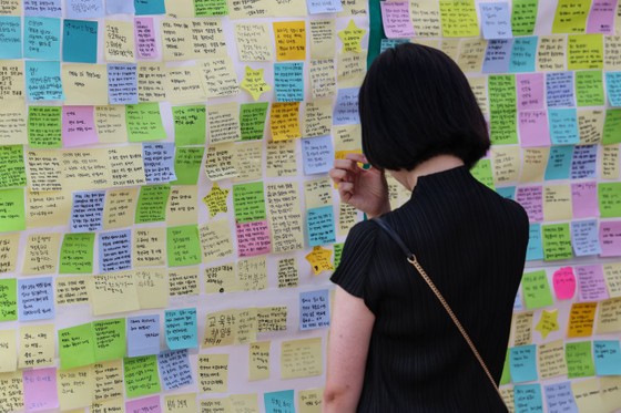 Memorial for an elementary school teacher who committed suicide due to school pressure. Photo: Yonhap