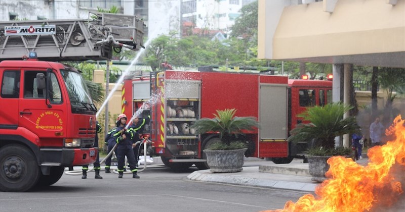 Fórmula de cálculo de la puntuación mínima universitaria para la prevención y lucha contra incendios