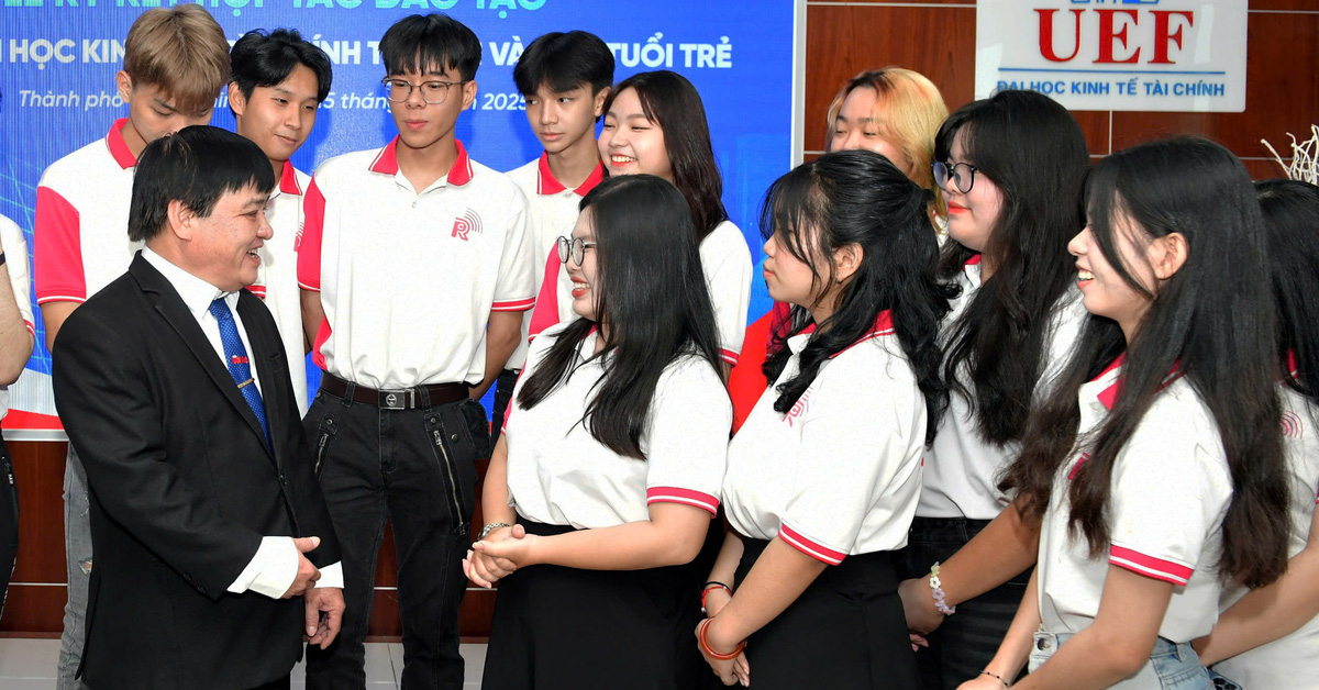 Estudiantes de la Universidad de Economía y Finanzas de la ciudad de Ho Chi Minh realizan prácticas en el periódico Tuoi Tre