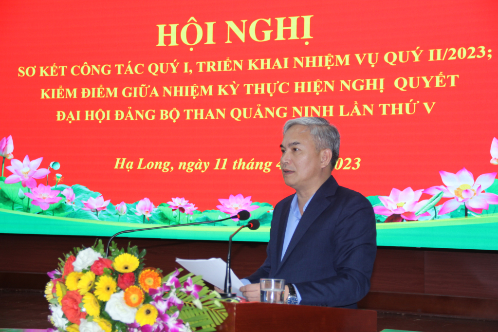 Đồng chí Vũ Anh Tuấn, Ủy viên BTV Tỉnh ủy, Bí thư Đảng ủy Than Quảng Ninh, Phó TGĐ Tập đoàn TKV phát biểu tại Hội nghị