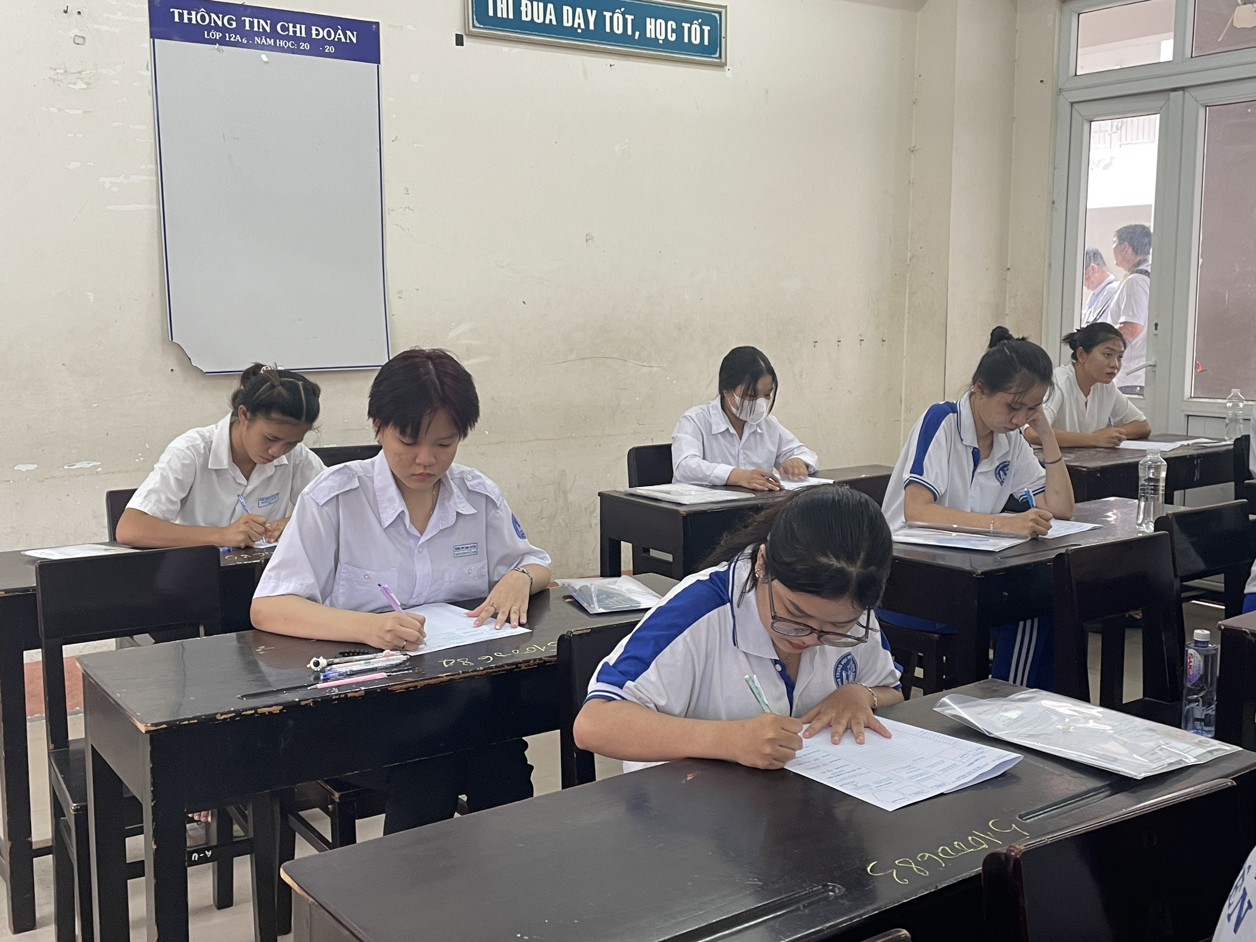 Thi tốt nghiệp THPT 2024: Thí sinh ở An Giang nhập viện khi đang làm bài - Ảnh 1.