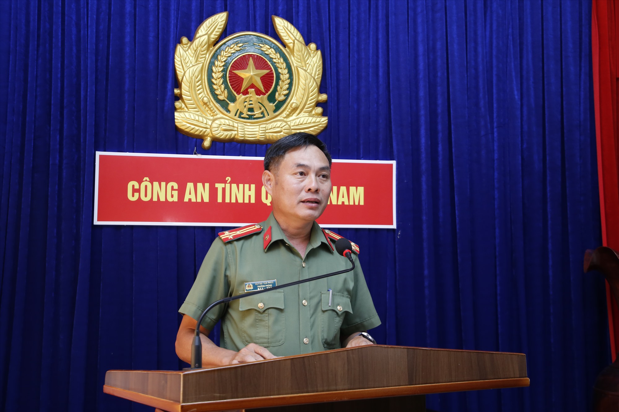 Le lieutenant-colonel Huynh Tan Phuc, chef du Département du Parti et des affaires politiques, a annoncé le lancement du prix de journalisme « Pour la sécurité nationale et la vie paisible » pour la période 2023-2025. Photo : T.C.