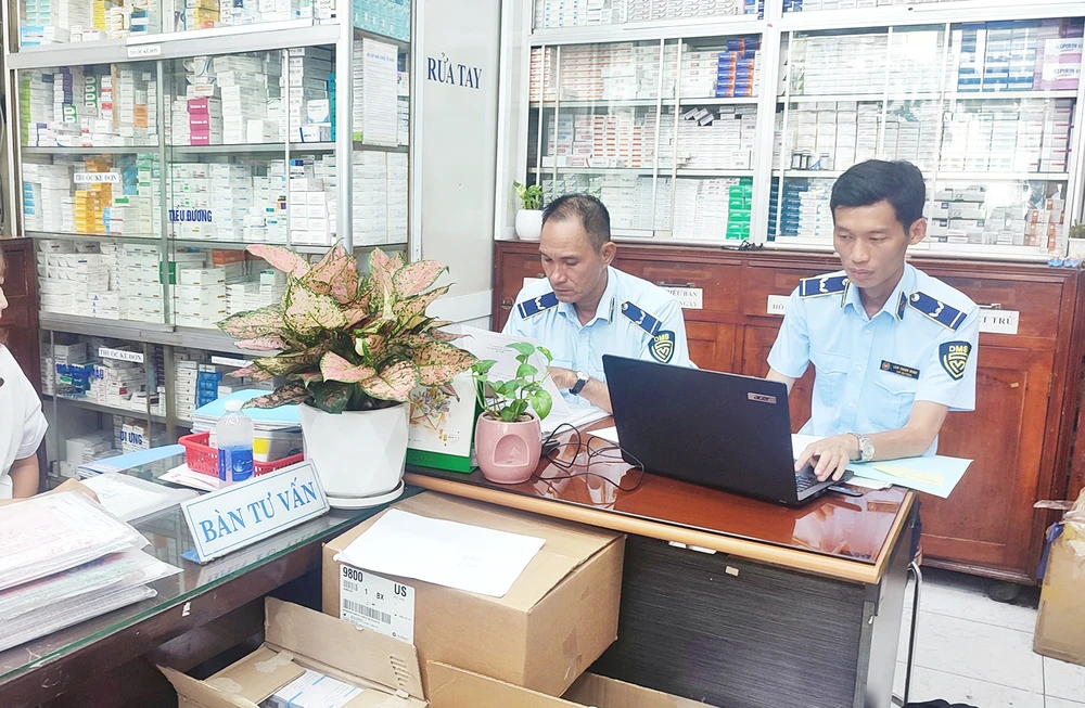 Las autoridades inspeccionan productos farmacéuticos en una farmacia de la ciudad de Ho Chi Minh.