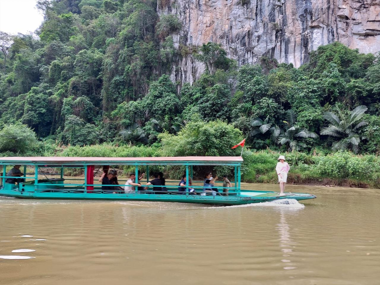 To travel around Ba Be Lake, you should rent a boat, depending on the route you choose, the price will range from 200,000 VND - 800,000 VND/boat for a maximum of 12 people. There are 2 means of transportation on Ba Be Lake. One is by motorboat, the other is a dugout canoe. Motorboats will be applied to large groups, moving faster and saving more time. If you go with a small group, you should experience sitting leisurely on a dugout canoe, slowly watching the lake.