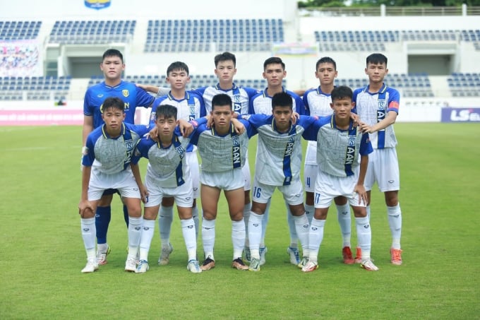 Ngô Anh Đức (hàng dưới thứ hai từ trái sang) cùng SLNA giành á quân U15 quốc gia 2023. Ảnh: VFF