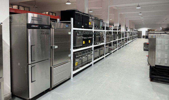 Khung cảnh bên trong của nhà kho mới của Feng tại Thượng Hải. Ảnh: He Qitong