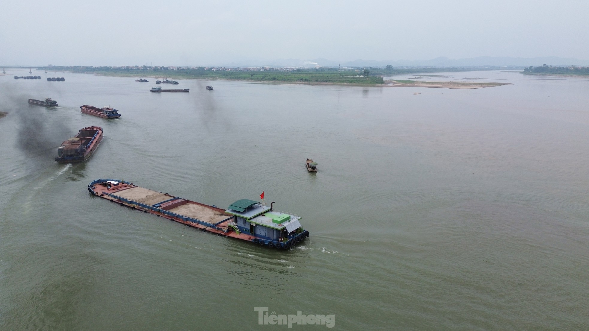 Close-up of the embankment roof collapsing, houses of 42 households sinking and cracking due to sand mining in Hanoi photo 1