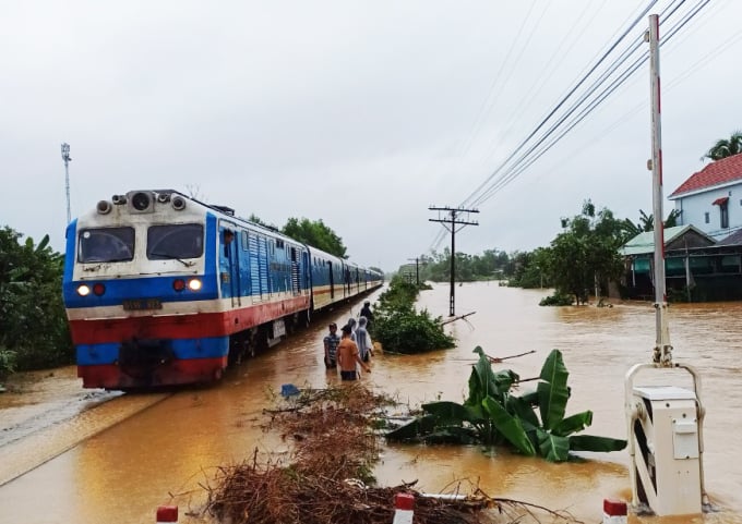 Les voies ferrées de la région de Thua Thien Hue ont été inondées et congestionnées le 15 novembre. Photo : Xuan Hoa