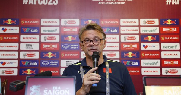 HLV Troussier có hành động ngỡ ngàng sau trận hòa U23 Singapore